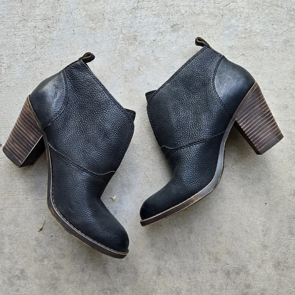 LUCKY BRAND Ellehn Black Pebble Leather Pull On Notch Front Ankle Boots sz 8